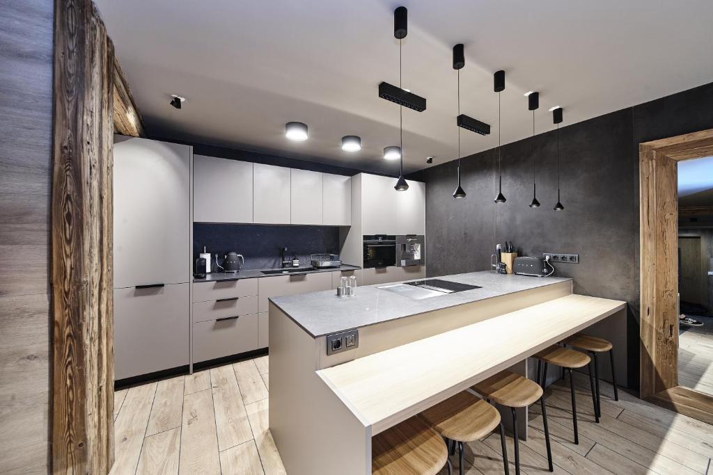 Luxury Treeline Residence with Hot Tub - By Ski Chalet Andorra photo 2