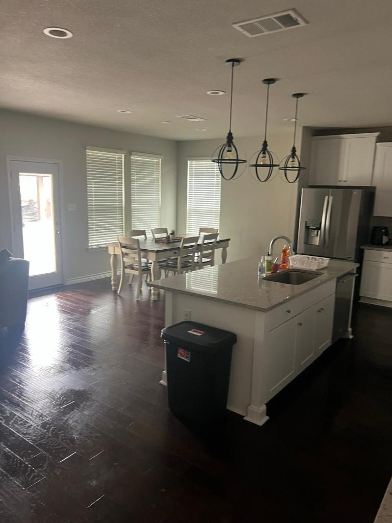 Beautiful Home with Modern Rooms photo 2