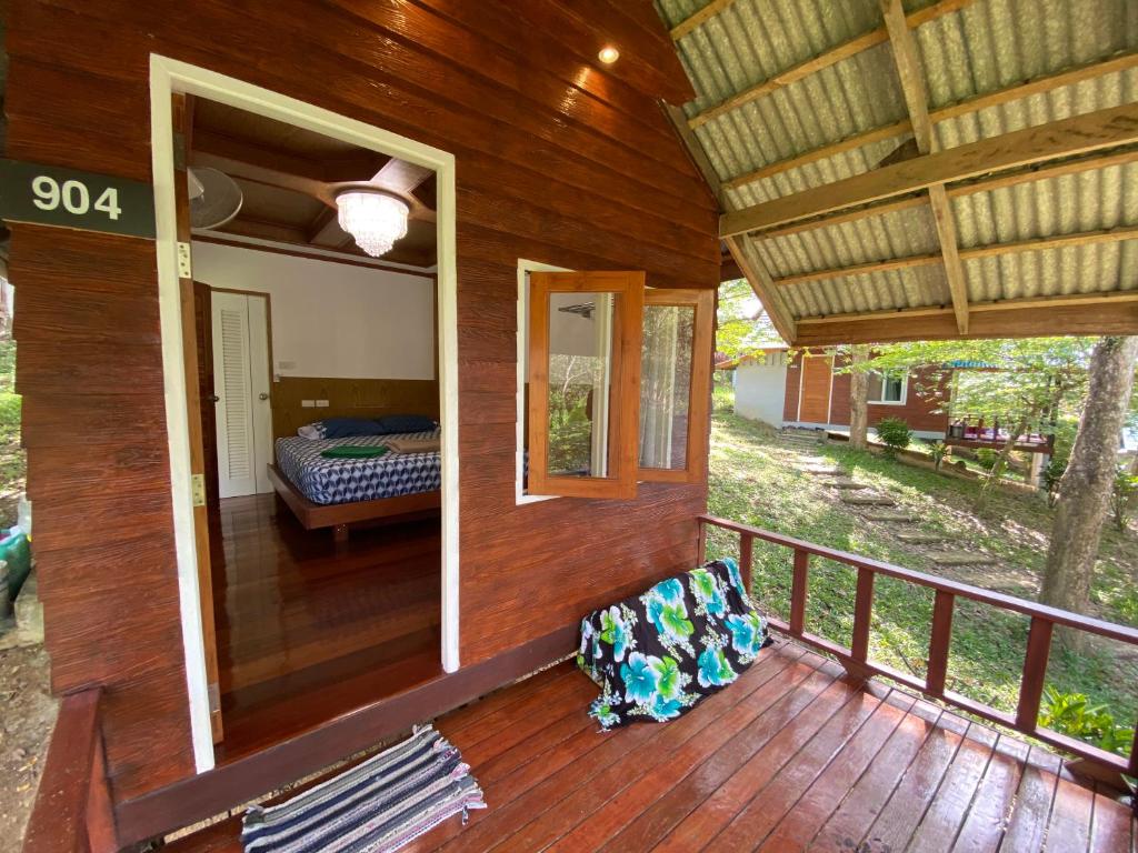 Koh mook happy bungalow photo 1