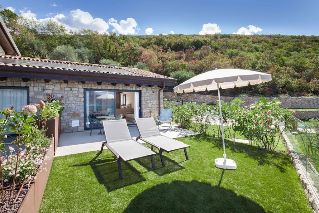 Villa Divina-APT Unica-Con piscina e vista lago photo 2