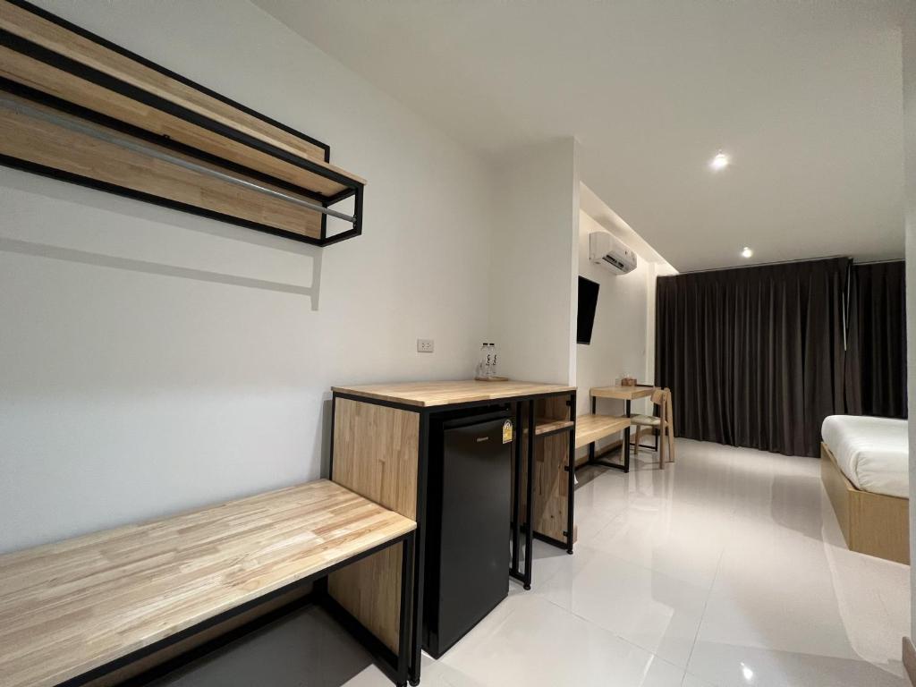 Super Highway Hotel photo 4