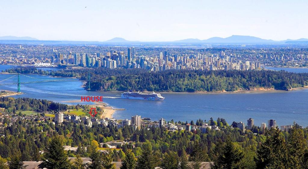 Great West Vancouver house with hot tub, across from beach & 10 mn to Downtown Vancouver