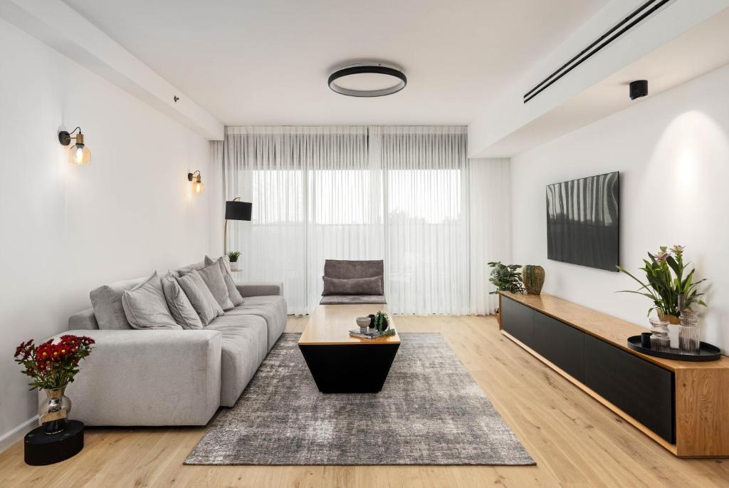 Amazing 3bd ap by Reichman UN