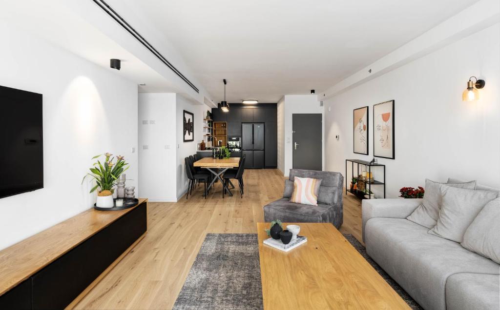 Amazing 3bd ap by Reichman UN photo 2