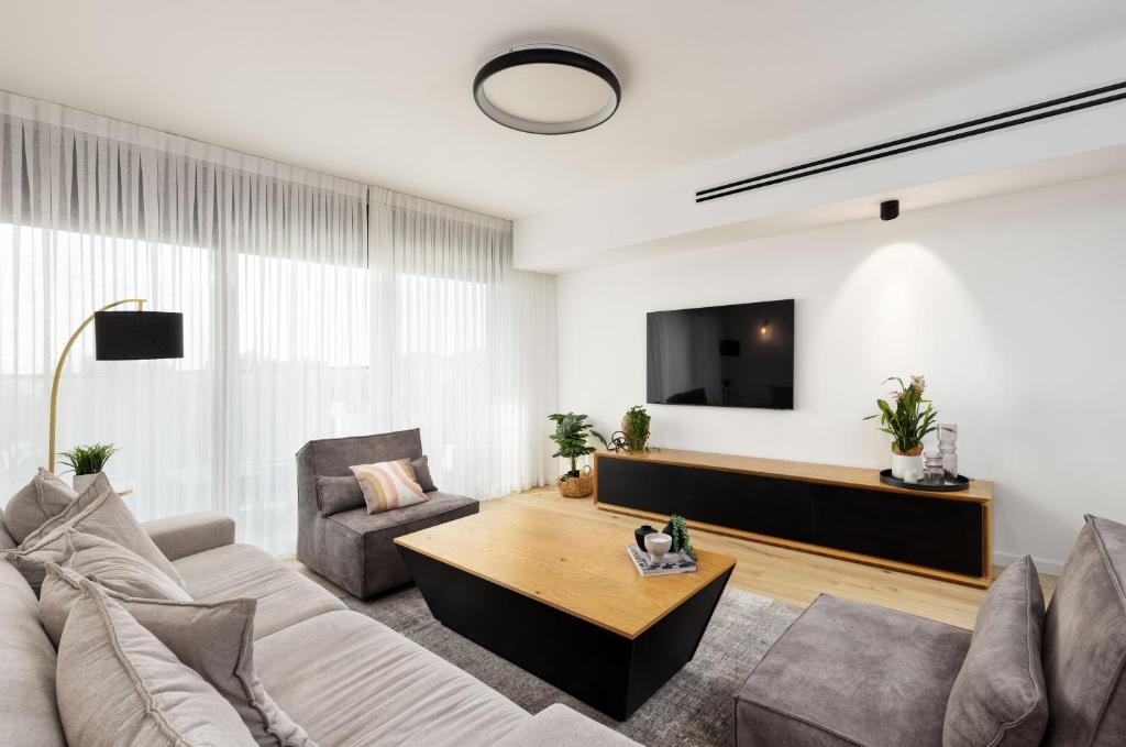 Amazing 3bd ap by Reichman UN photo 1