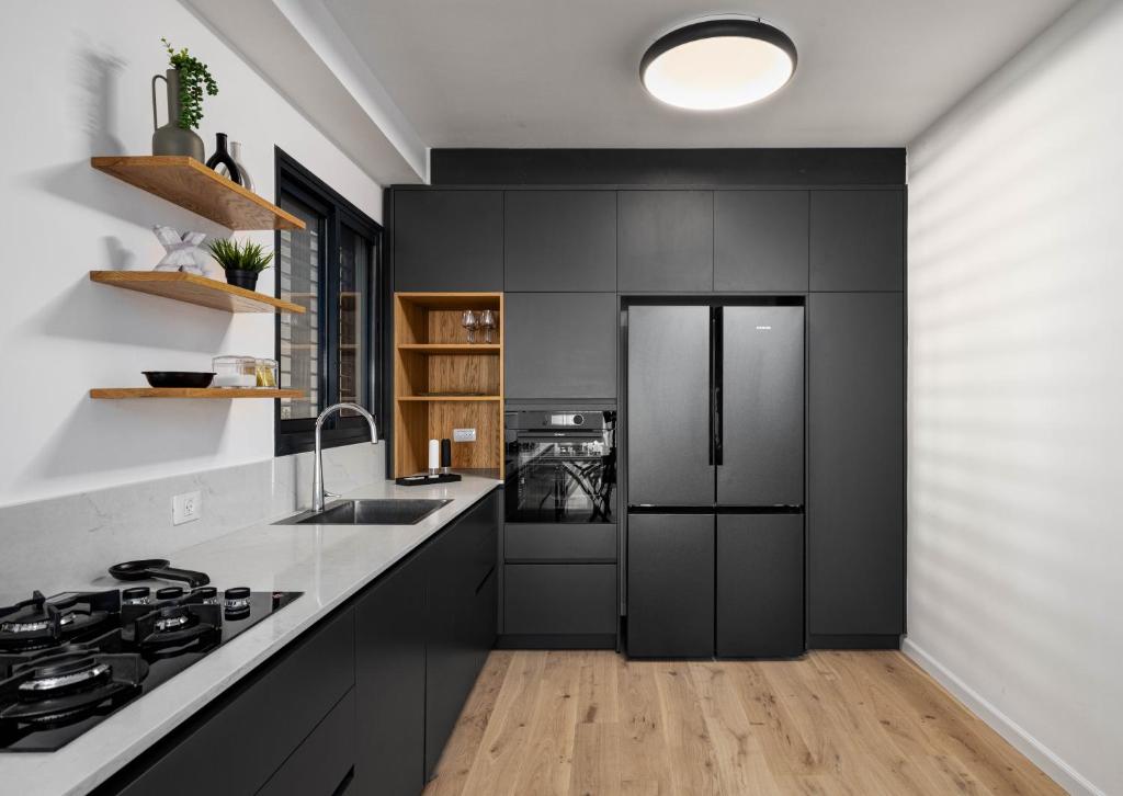 Amazing 3bd ap by Reichman UN photo 3