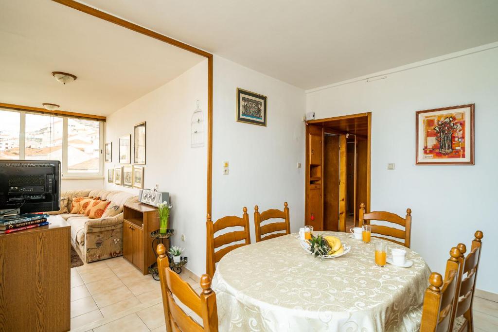 SPACIOUS THREE BEDROOM APARTMENT - Tap to explore photos