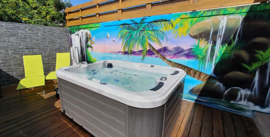 "Chez Claudia "charmant logement avec jacuzzi privatif en toute intimité sur belle terrasse extérieure en bois et piscine