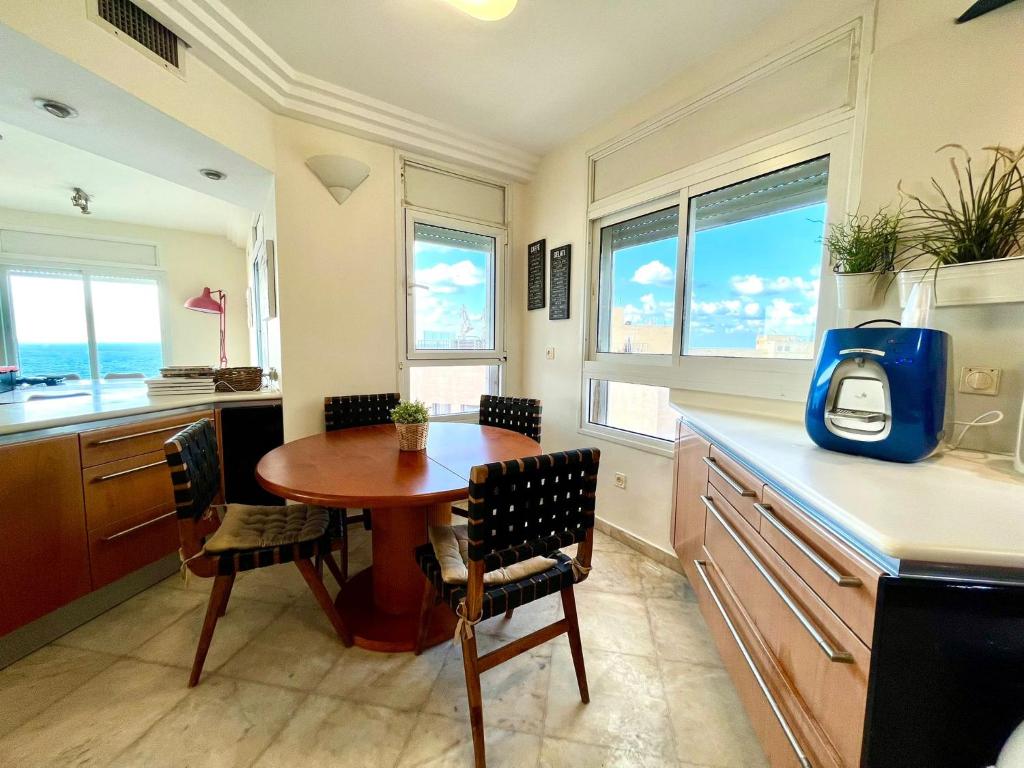POOL GYM AND BEACH FRONT 3 BEDROOMS LUXURY TEL AVIV APARTMENT photo 2