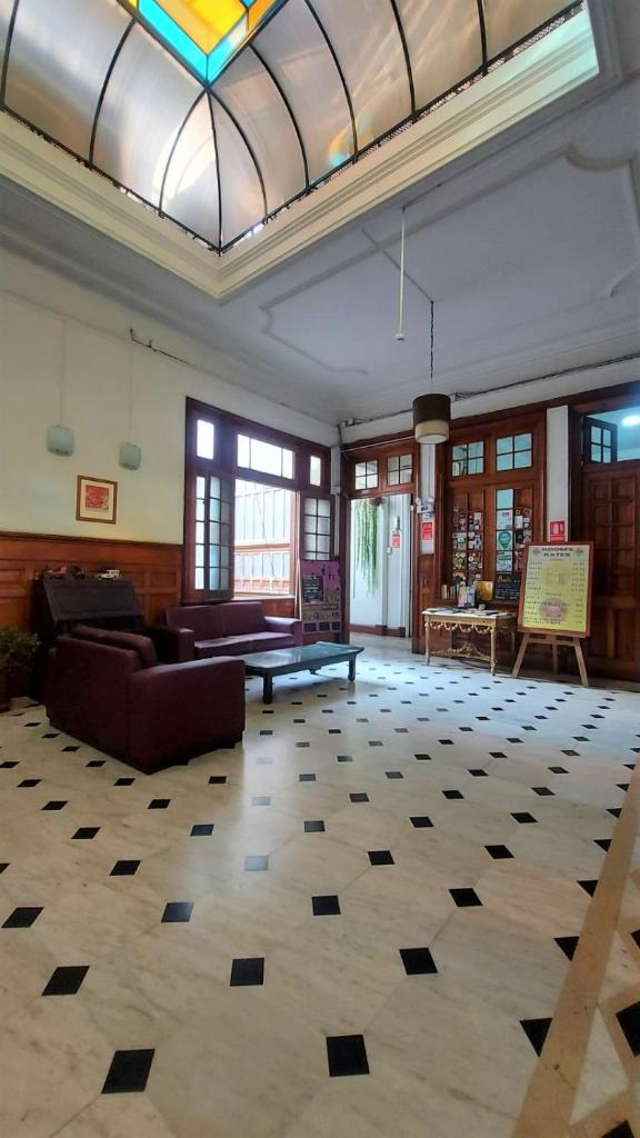 1900 Backpacker's Hostel - Tap to explore photos
