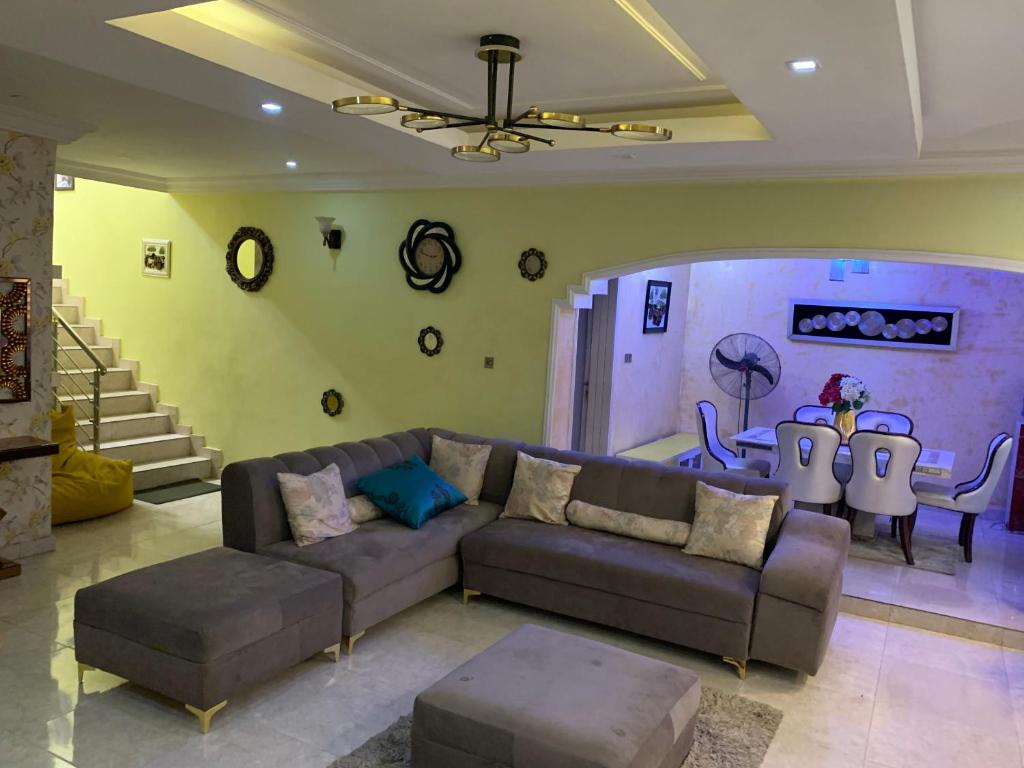 Charming Vacation 3BDR Duplex - Free Wi-Fi, Washing Machine, Mins to Airport photo 2