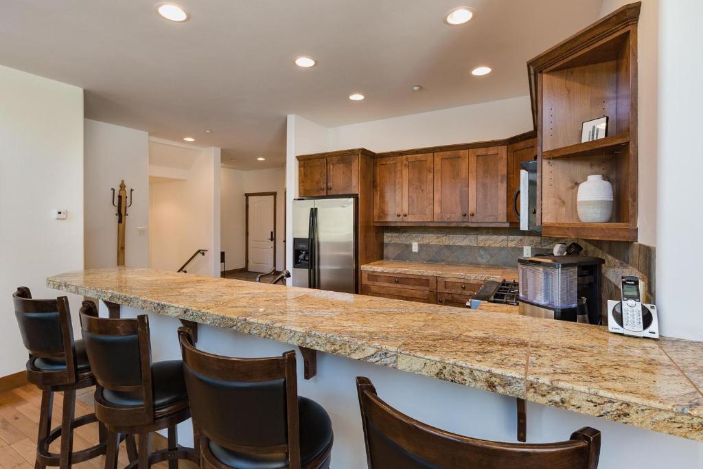 Cascade Village - Townhome 2D photo 4