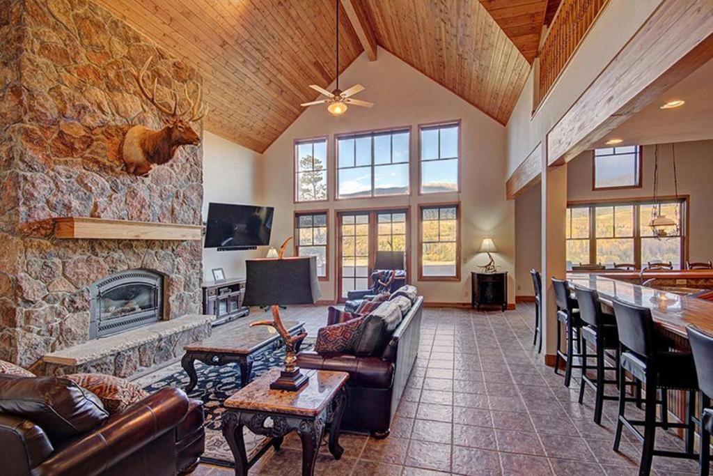 Ten Peaks Lodge image