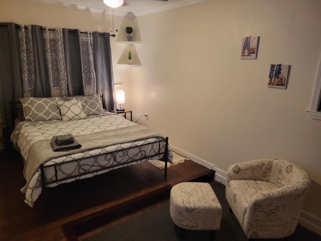 Large Spacious Bedroom with Private Entrance Females Only photo 1
