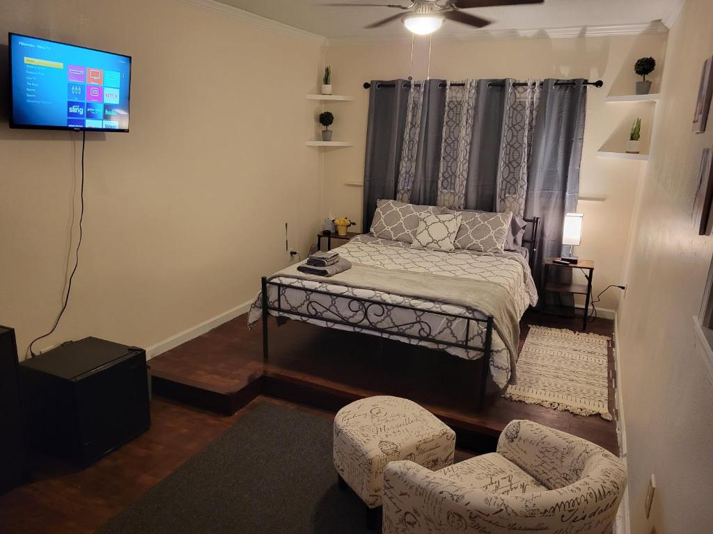 Large Spacious Bedroom with Private Entrance Females Only