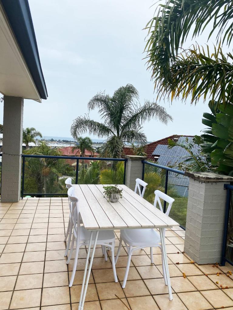 Cheerful/family friendly home with water views photo 3