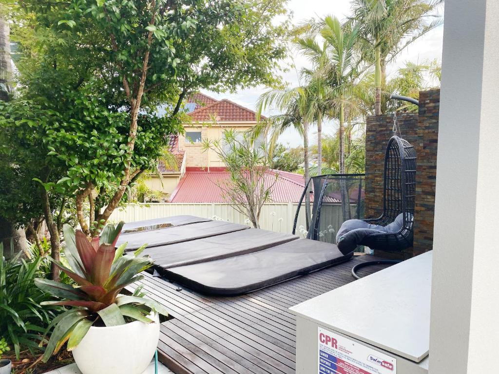 Cheerful/family friendly home with water views photo 4
