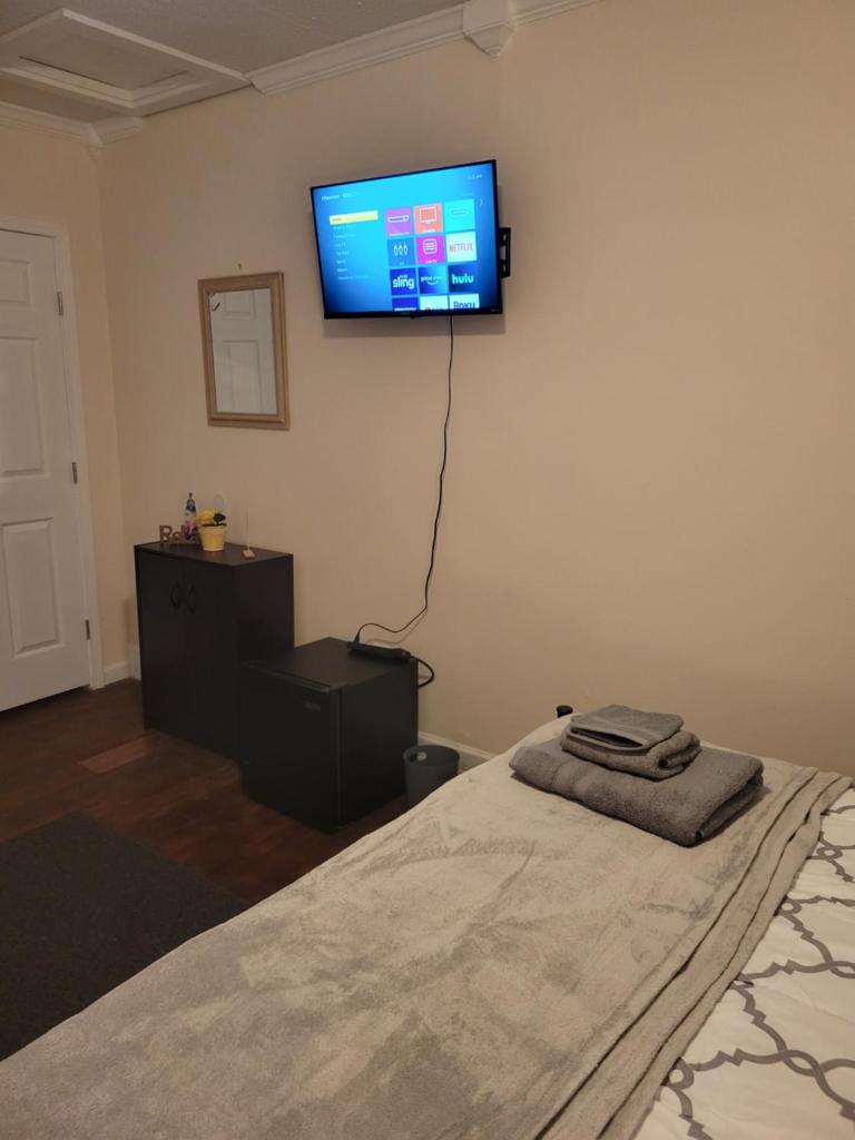 Large Spacious Bedroom with Private Entrance Females Only photo 3