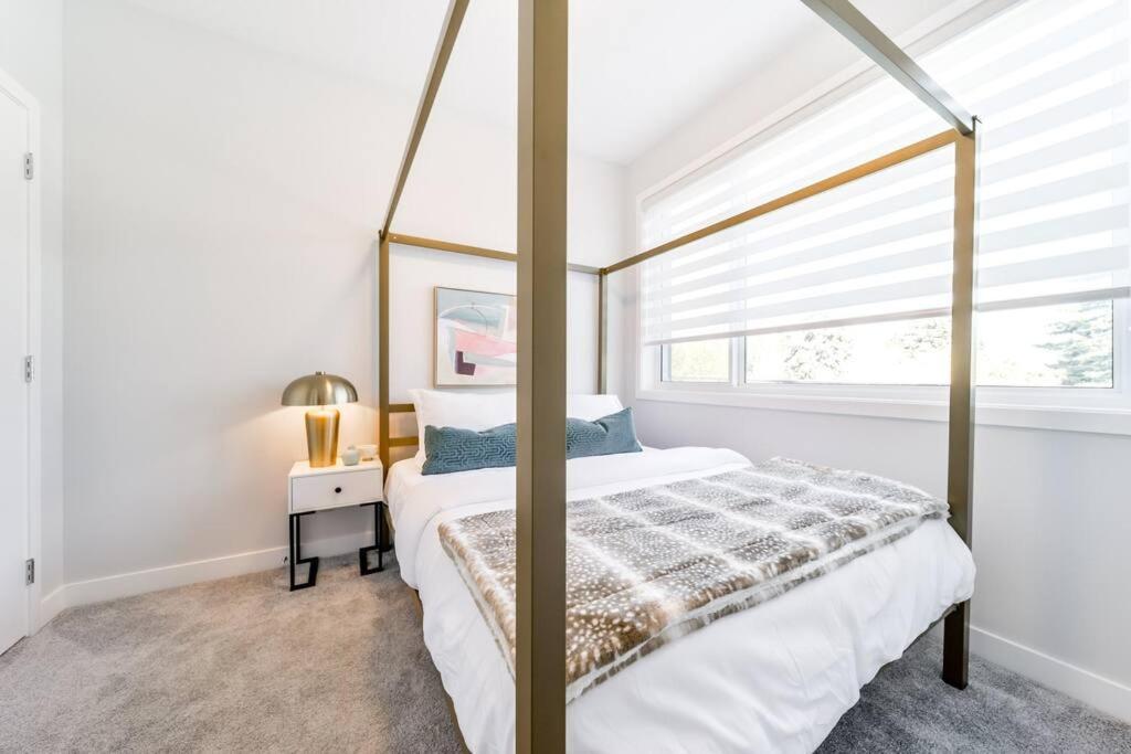 Nordic Retreat, 4BR, Min to WEM & DT, AirCon & Fireplace, Sleeps 10! photo 3