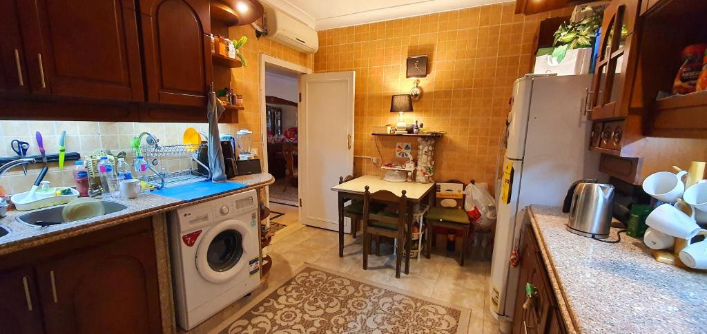 Affordable Prime Luxury 1 Private Bedroom and Private bath inside Zayed 2000 Compound Gated Community - Huge Apartment Shared with Mike حجرة نوم خاصة مع حمام خاص داخل شقة مشتركة مع دكتور محمد photo 2