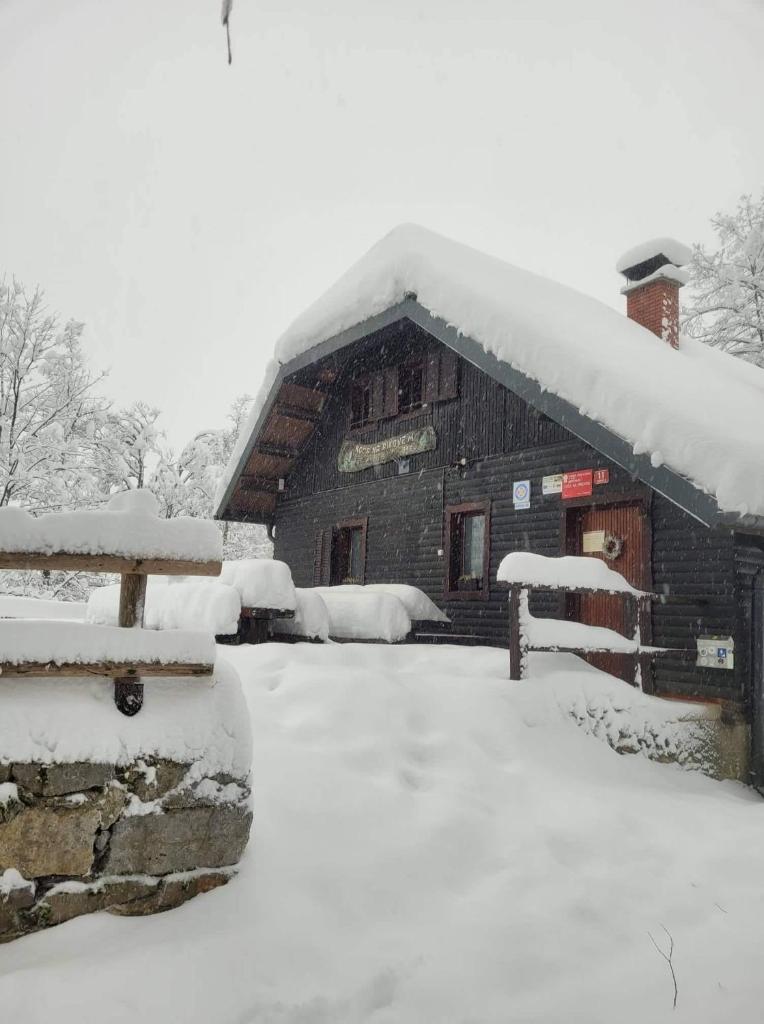 koča na pikovem photo 2
