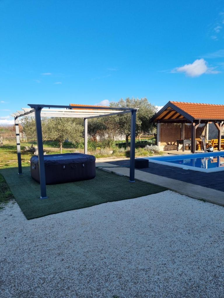 Olive Tree House with Jacuzzi, WiFi and 40m2 pool photo 2