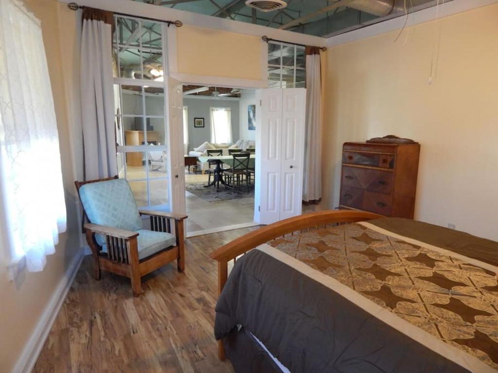 Corner loft with river views photo 3