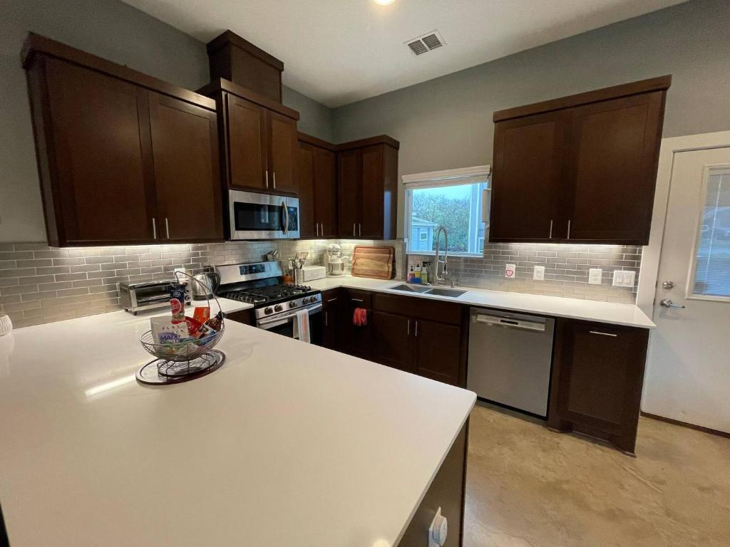 Modern Home In North-central Austin photo 3