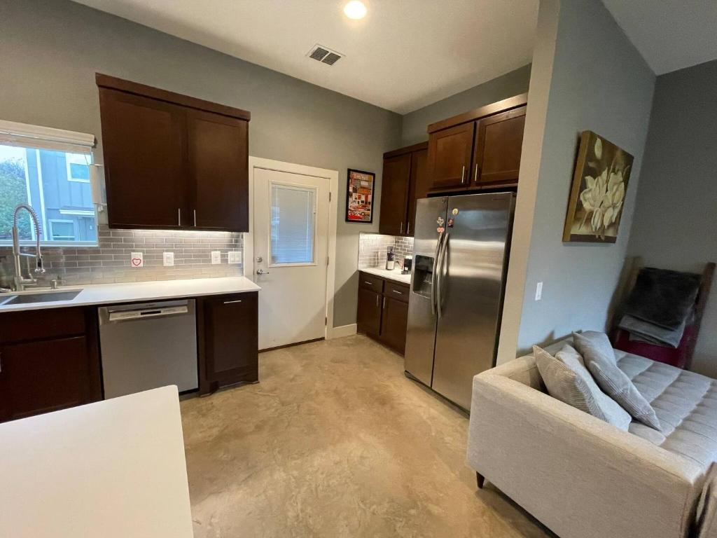 Modern Home In North-central Austin photo 4