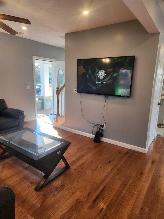 Newly updated 3 bedrooms luxury house photo 3