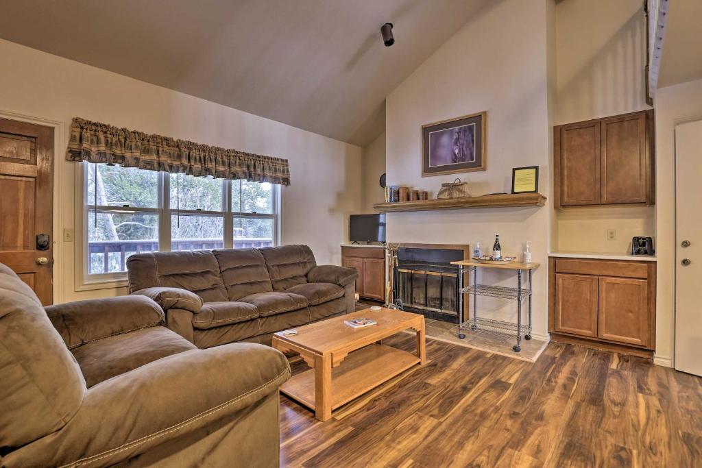 Cozy Grand Lake Retreat Fireplace and Stream Access