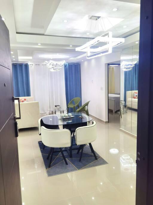 Apartamento lujoso en piso #10, zona centrica, picuzzi, hermoso paisaje, a 30 minutos de la playa y del aeropuerto internacional de las Américas