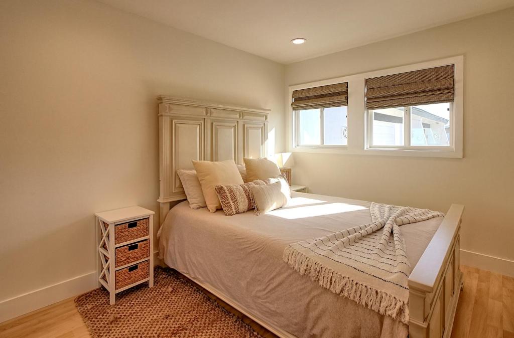 Quaint 2 bed/1 bath unit located in The Dunes photo 1