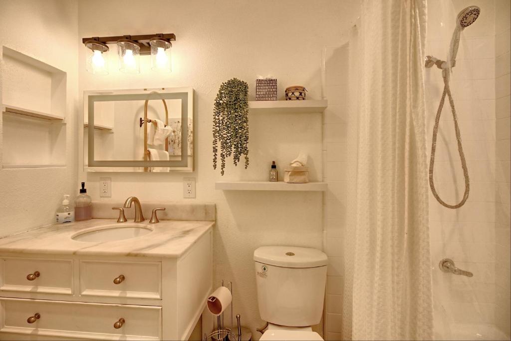 Quaint 2 bed/1 bath unit located in The Dunes photo 3