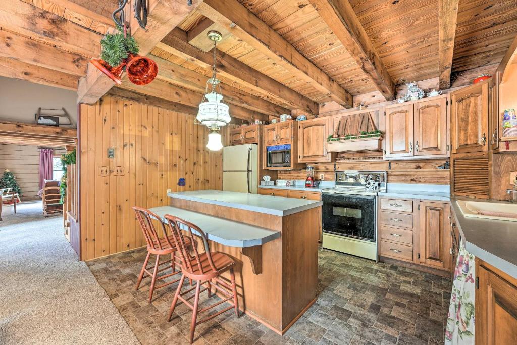 Primitive Goshen Pine Lodge with Fireplace! photo 1