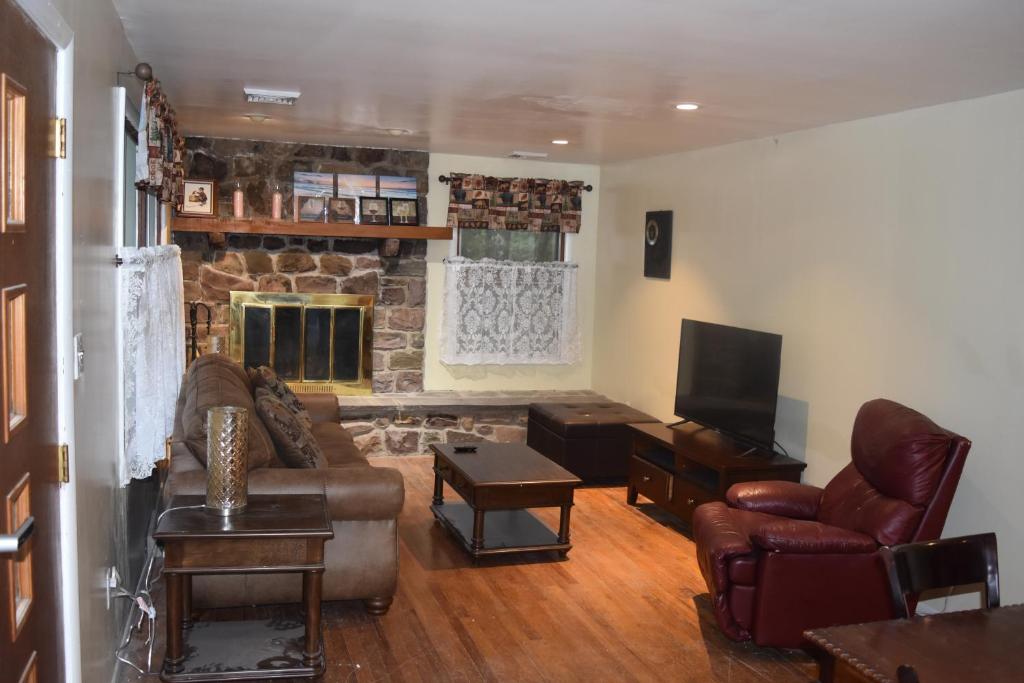 5 Bdr Cabin Game rm Large Deck Fireplace FireTable image