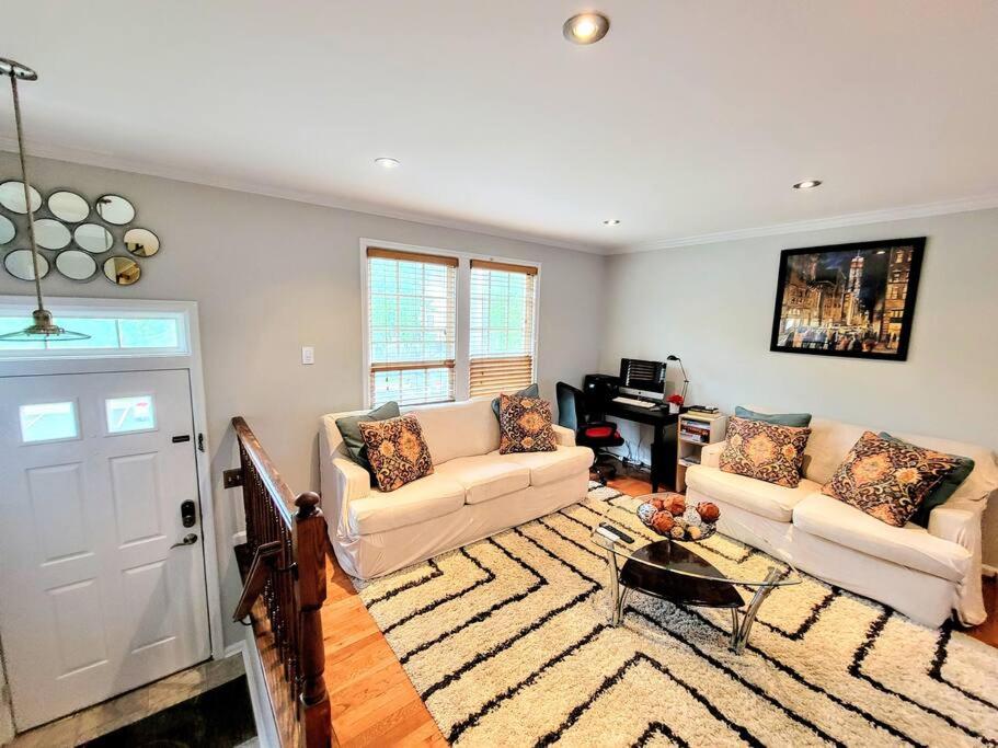 Awesome Home in suburb Washington DC near Airport with WiFi and Parking photo 2