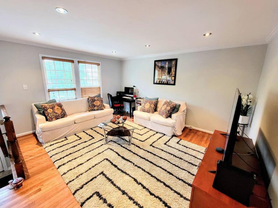 Awesome Home in suburb Washington DC near Airport with WiFi and Parking photo 1
