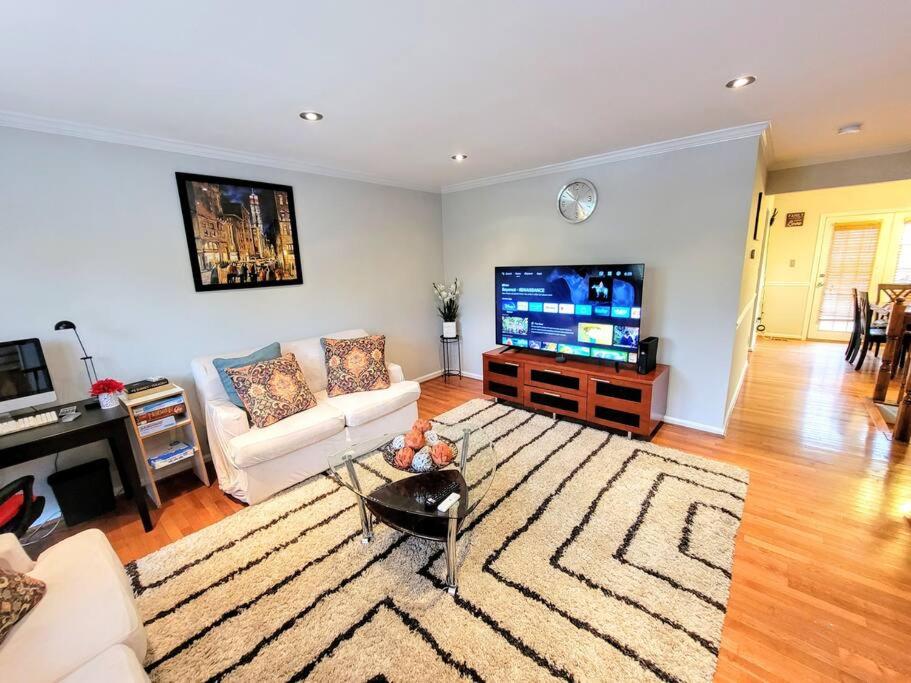 Awesome Home in suburb Washington DC near Airport with WiFi and Parking photo 3