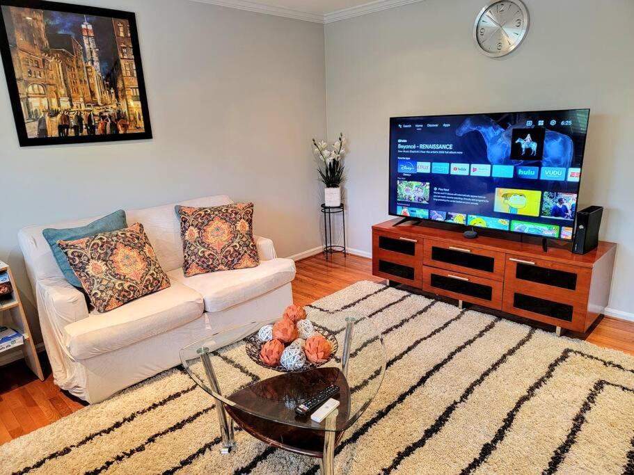 Awesome Home in suburb Washington DC near Airport with WiFi and Parking photo 4