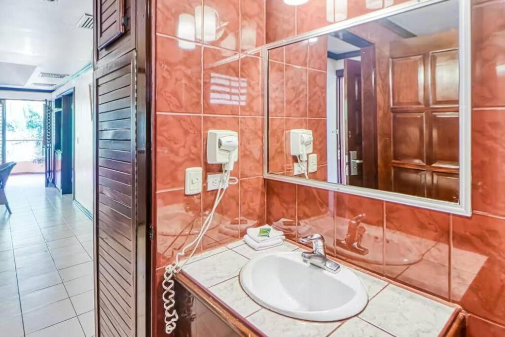 Lovely Condo closed to Manuel Antonio beach photo 2