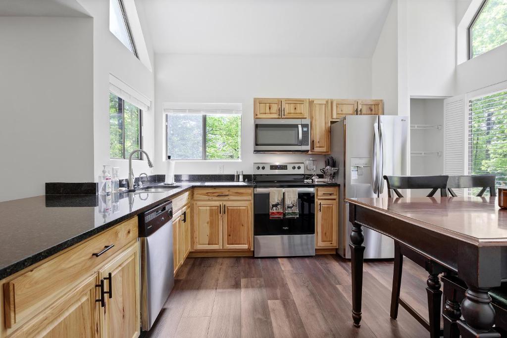 Charming Getaway l recently renovated l Hidden Valley l 4BR+3Bath l Hot Tub photo 3