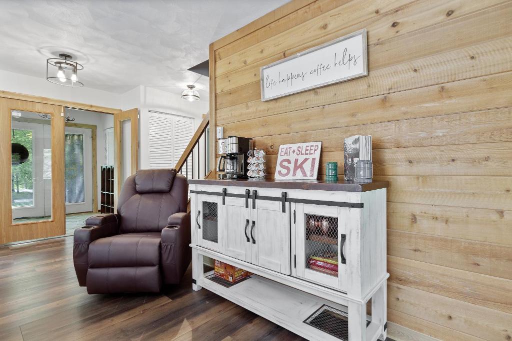 Charming Getaway l recently renovated l Hidden Valley l 4BR+3Bath l Hot Tub photo 4