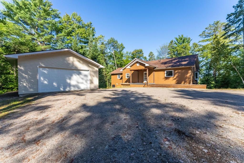 Bancroft Shores! Lakefront Property with Large 5bed 4bath photo 1