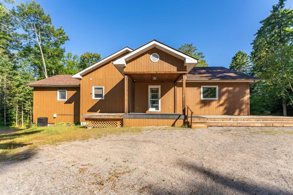 Bancroft Shores! Lakefront Property with Large 5bed 4bath photo 3