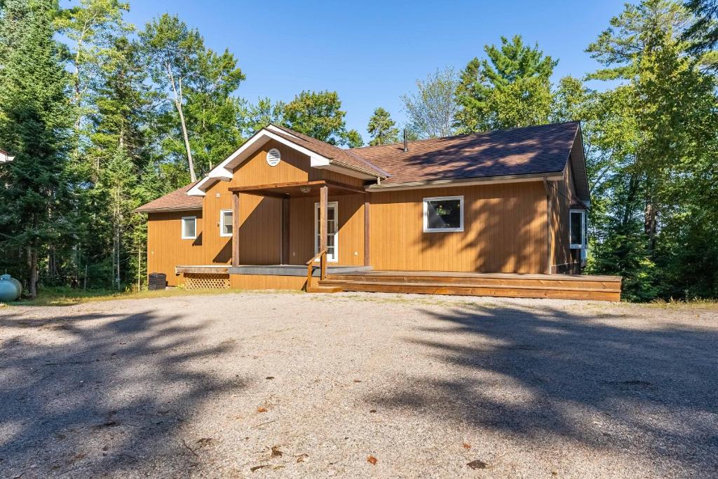 Bancroft Shores! Lakefront Property with Large 5bed 4bath photo 4