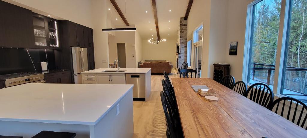 Fernie Escape - Mountain Home on the Ski Hill photo 1