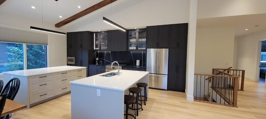 Fernie Escape - Mountain Home on the Ski Hill photo 2