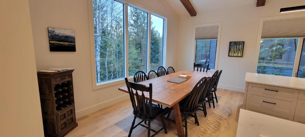 Fernie Escape - Mountain Home on the Ski Hill photo 3