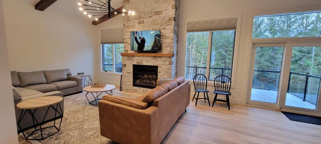 Fernie Escape - Mountain Home on the Ski Hill photo 4